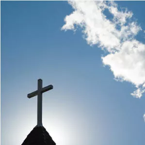 Croix sur ciel bleu