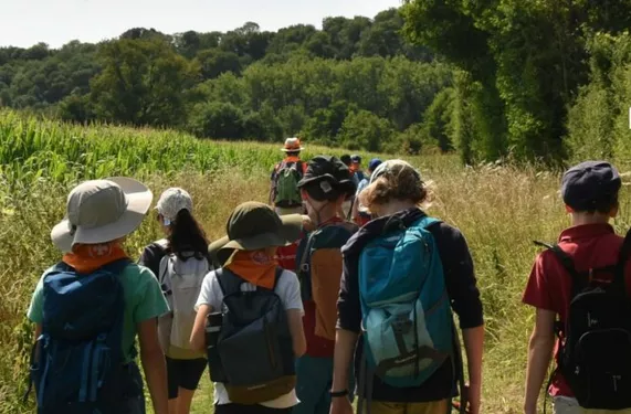Groupe de jeunes mejistes marchant dans la campagne