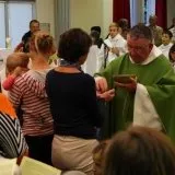 Père Daniel donne la communion