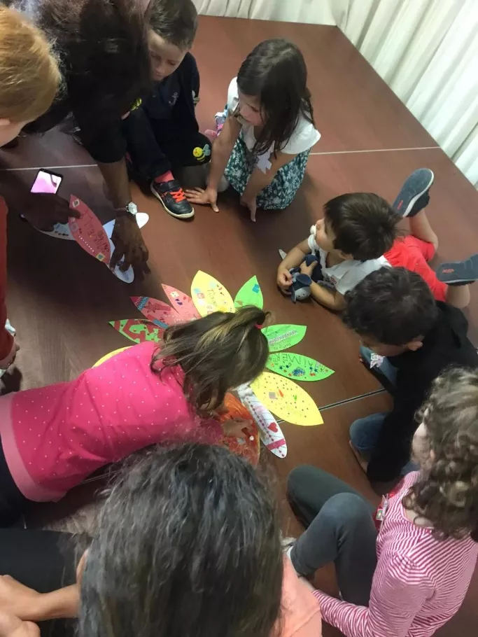 Un groupe d'enfants autour d'une activité d'éveil à la foi