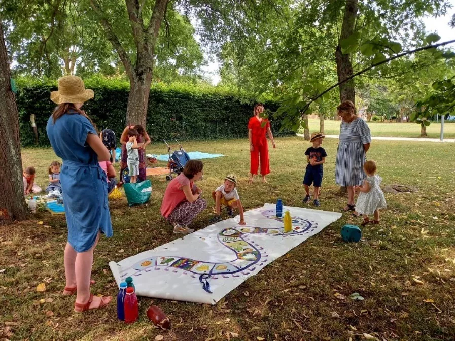 Rencontre d'éveil à la foi dans un parc
