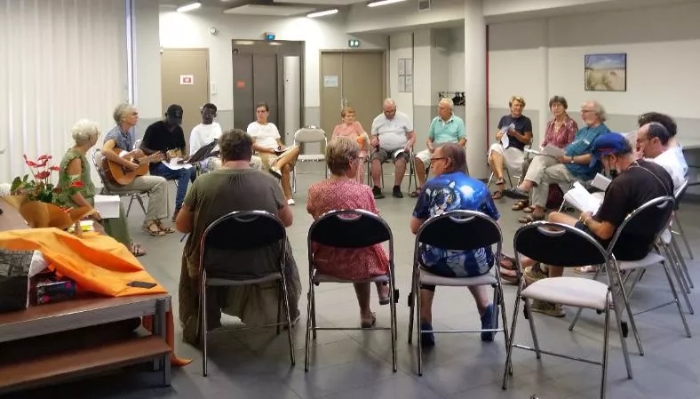 Famille Bartimée en groupe de discussion et de partage